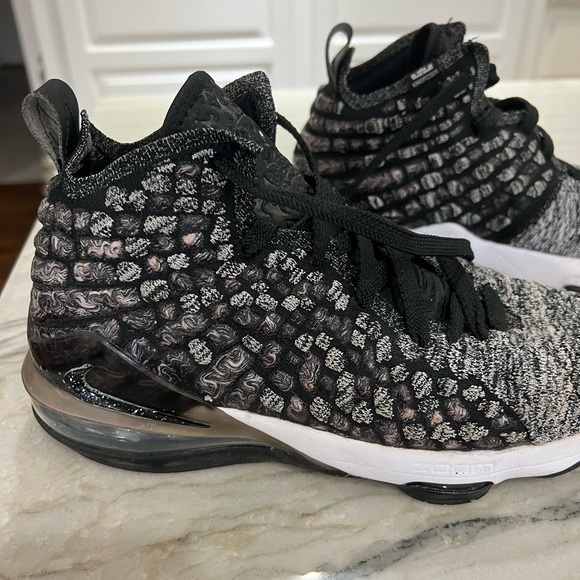 Boys 5.5 Nike zoom basketball shoes - Picture 2 of 7